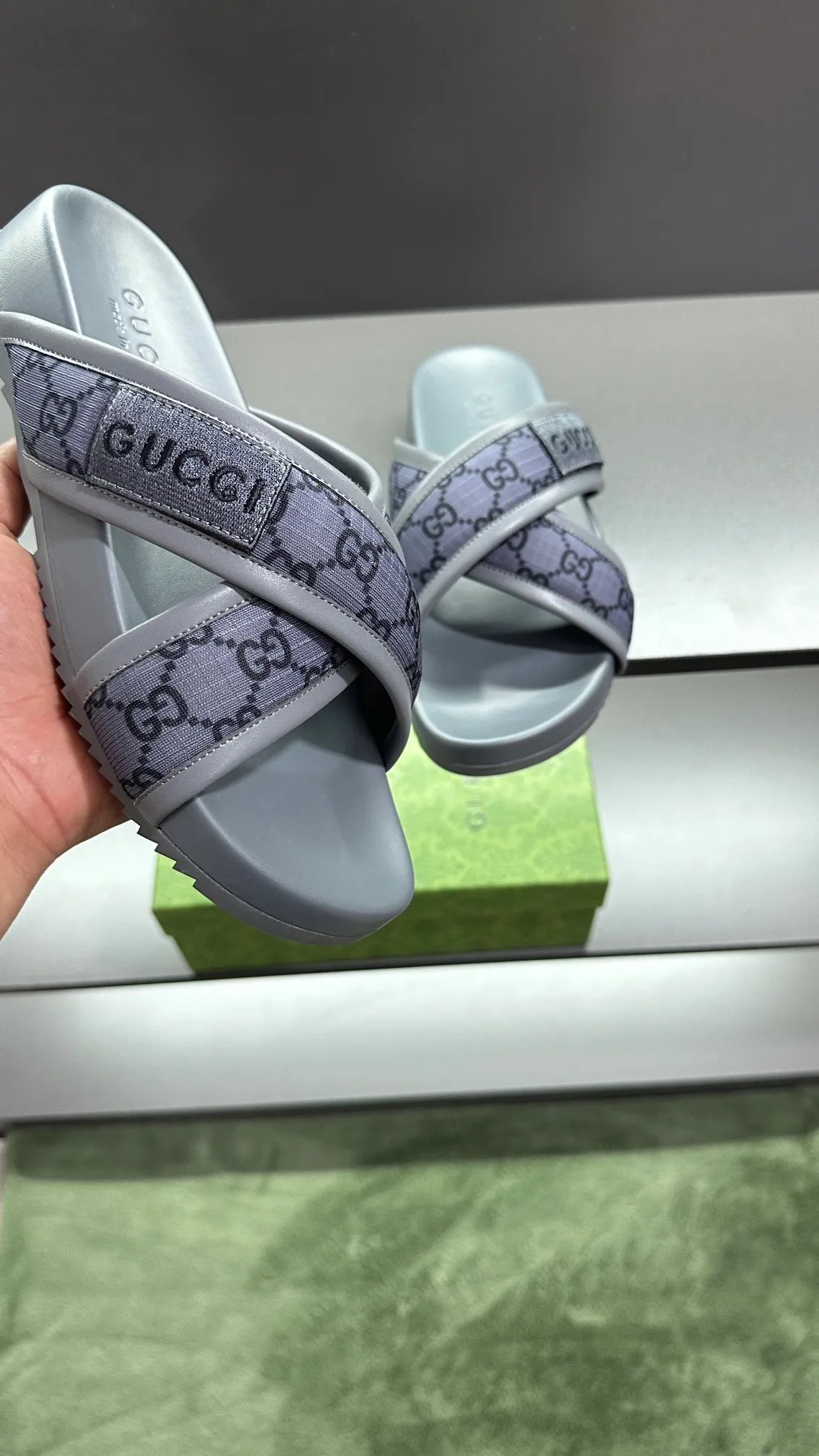 [G Family Couple Style] P: 300💰Female size 36~40 Men's size 39~45, (46. Custom-made Unisex GG slippers This slipper is made of GG polyester fiber and is decorated with a Gucci label on the front, adding a striking logo feel to the style. Beige GG recycled polyester fiber Unisex leather trim "Gucci Made in Italy" embroidered label Rubber sole Flat Made in Italy